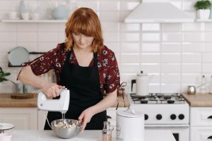 Kézi mixer vagy konyhai robotgép? Melyik mire jobb sütés közben? Botmixer, kézi mixer