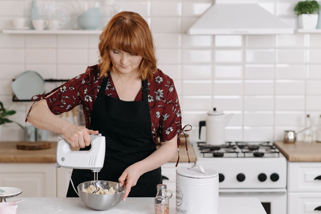 Kézi mixer vagy konyhai robotgép? Melyik mire jobb sütés közben?